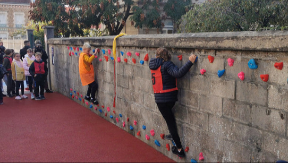 Exemple de design actif : Via ferrata sur le mur d’une école de Saint-Dizier (réalisation : Playgones)